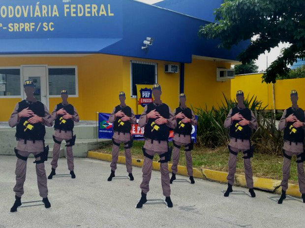 Em abril, policiais rodoviários de Santa Catarina protestaram contra a falta de efetivo colocando bonecos em posto de fiscalização (Foto: Sinprf-SC)